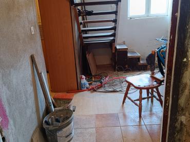 Stan u kući za renovaciju