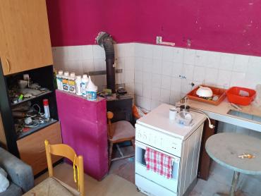 Stan u kući za renovaciju