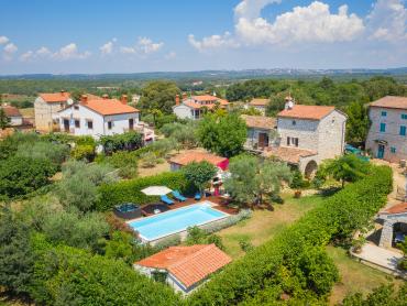 Poreč, autohtona kamena kuća s pogledom na more i bazenom