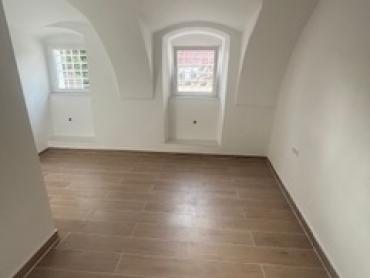 GORNJI GRAD STAN SA DVA ODOVOJENA APARTMANA 
