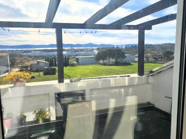 Appartamento con tre camere da letto, 2 balconi e terrazza - Crno, Zara