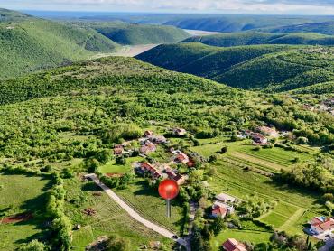 Prekrasno građevinsko zemljište u selu kraj Labina