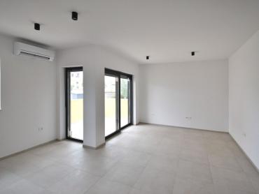 NOVOGRADNJA - dvosoban stan s GARAŽOM i VRTOM!