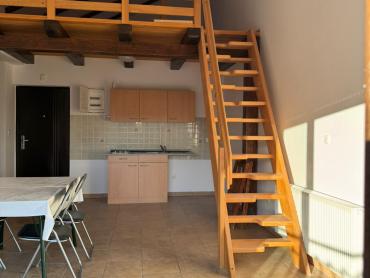 Prilika! Apartman s galerijom u Fužinama