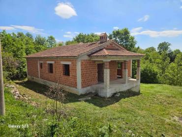 Самостојећа кућа у мирном селу, окружена зеленилом – 10 минута од Жмиња, Пазина и Барбана