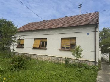 Lijepo seosko imanje s velikim voćnjakom