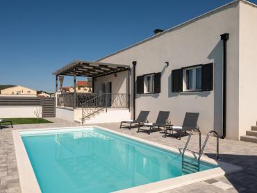 Luksuzna kuća s bazenom i krovnom terasom, Vodice