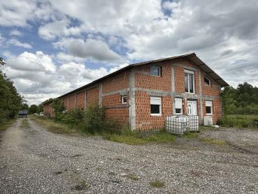 Velika gospodarska zgrada 600 m² na 12.000 m² ograđenog zemljišta