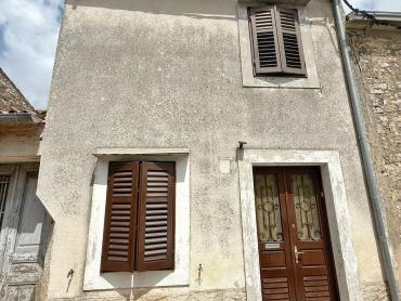 OCCASIONE - CASA DA RISTRUTTURARE CON GIARDINO NEL CENTRO DI VODNJAN