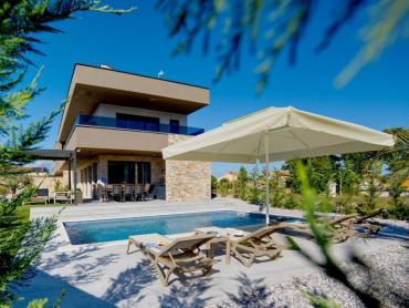 Moderna villa s bazenom, saunom i jacuzzijem