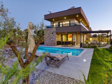 Nova villa s bazenom, saunom i jacuzzijem