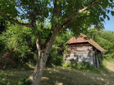 Romantična kućica u blizini potoka