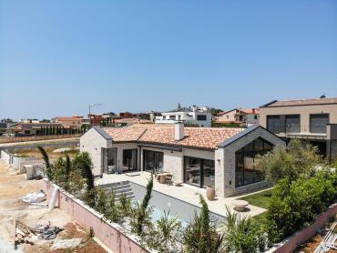 Poreč okolica, moderna prizemnica s 3 spavaće sobe i bazenom